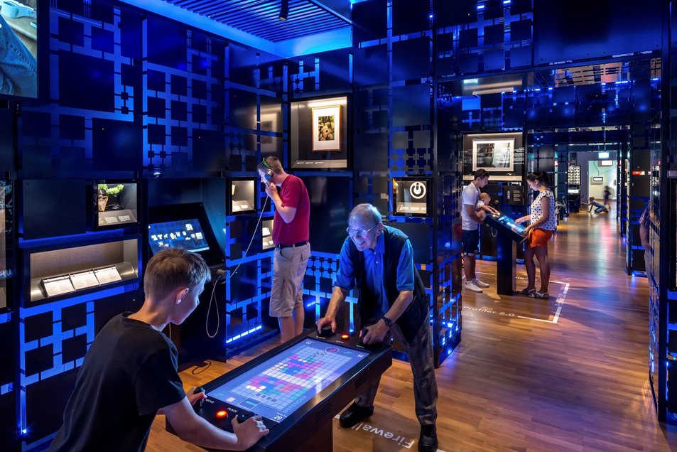 Zone Datacenter Zone d'exposition du centre de données en lumière tamisée avec des unités métalliques bleues.