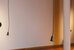 Offener Raum in Ausstellung NICHTS, Hörmuscheln hängen von der Decke - vergrösserte Ansicht