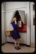 Eine Frau in einer Telefonkabine