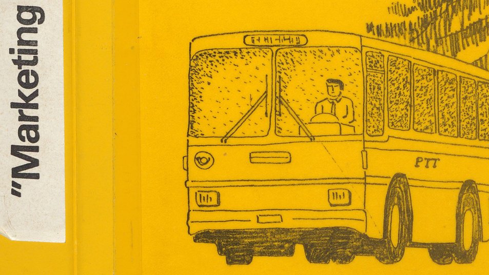 Cover Marketing A Schlussbericht. Umweltfreundlich Denken gelb Fahren Gelber Ordnerumschlag mit einem Postauto unter einem Tannenbaum. - vergrösserte Ansicht