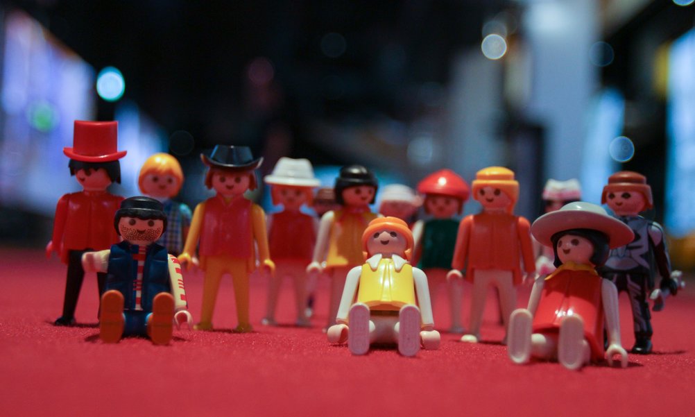 L'exposition présente plusieurs figurines Playmobil avec des vêtements différents.