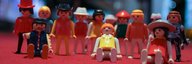 In der Ausstellung stehen etliche Playmobil-Figuren mit unterschiedlicher Kleidung. - vergrösserte Ansicht