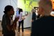 Im Ausstellungsteil "Memoire" des Museums für Kommunikation stehen mehrere Personen und diskutieren. Im Hintergrund eine Super8-Filmprojektion.
