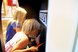 Deux enfants sentent des boîtes à odeurs dans une station de la visite guidée pour enfants.