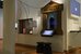 Eine Installation im Museum für Kommunikation: Die Station MyMuseum. Ein Holzrahmen in Form einer klassischen Museumsfassade mit der grossen Aufschrift "MyMuseum, mittendrin ein Fenster zum Reinschauen, davor ein Bildschirm. - vergrösserte Ansicht
