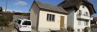 La petite maison entre une voiture et une maison d'habitation est le central téléphonique historique de Frieswil. - vue agrandie