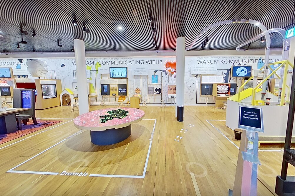 Blick in die Kernausstellung des Museums für Kommunikation mit interaktiven Stationen, Bildschirmen und vielen Details.