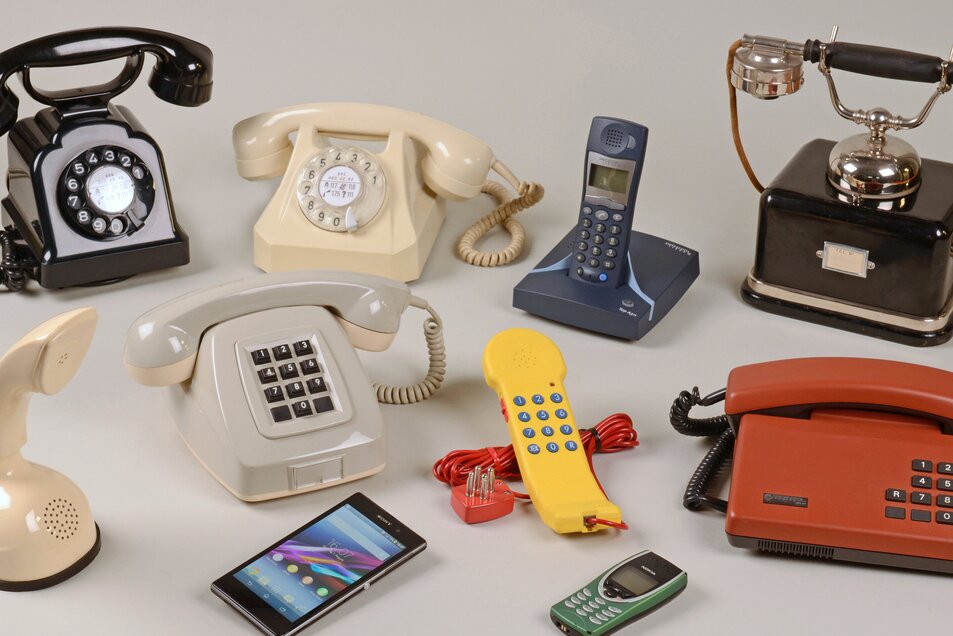 Ausleihkoffer Telefonie Zehn verschiedene Telefongeräte befinden sich im Koffer. - vergrösserte Ansicht