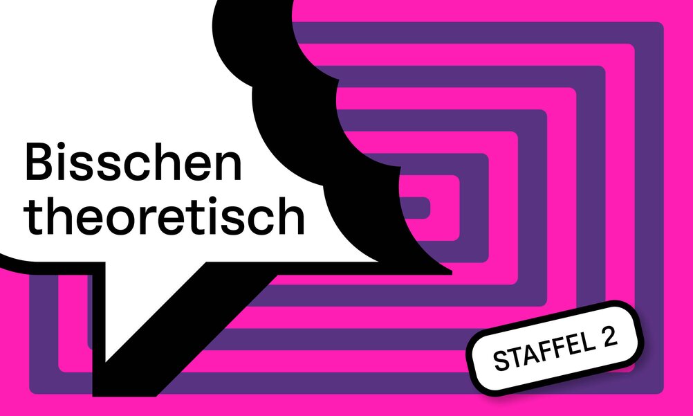 Das Werbebild der 2. Staffel vom Museumsangebot "Bisschen theoretisch", das eine Mittagsführung und einen Podcast umfasst. Das Bild ist eine rechteckige, zweifarbige Spirale in pink und lila und eine Sprechblase, in der der Titel des Angebots steht und die en bisschen angebissen ist. Die Sprechblase ist schwarz-weiss. 