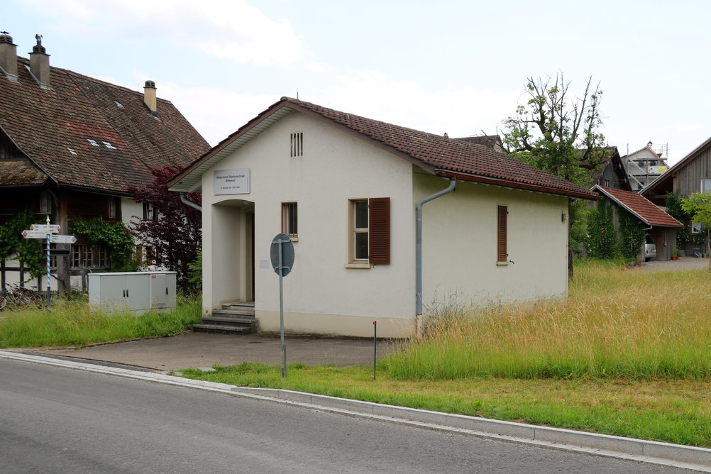 Das kleine Häuschen auf dem Bild ist die historische Telefonzentrale von Rifferswil.