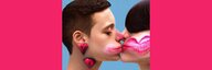 Ein Bild generiert von der KI Stable Diffusion: zwei Menschen küssen sich. In ihren Gesichtern haben sie rosarote Farbmuster in Form von Herzen und Kussabdrücken. Die Gesichter wirken um den Mund leicht deformiert. - vergrösserte Ansicht