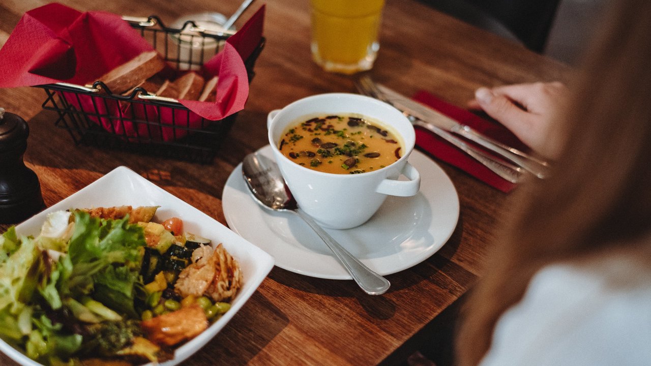 Prendre un café au Café Pavillon Musée de la communication Berne